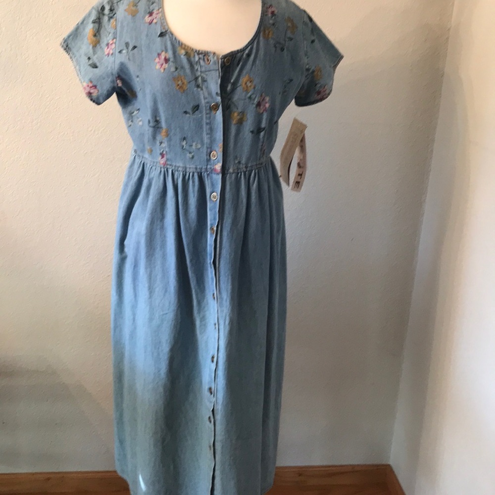 Beautiful Studio Ease Vintage floral button down denim dress